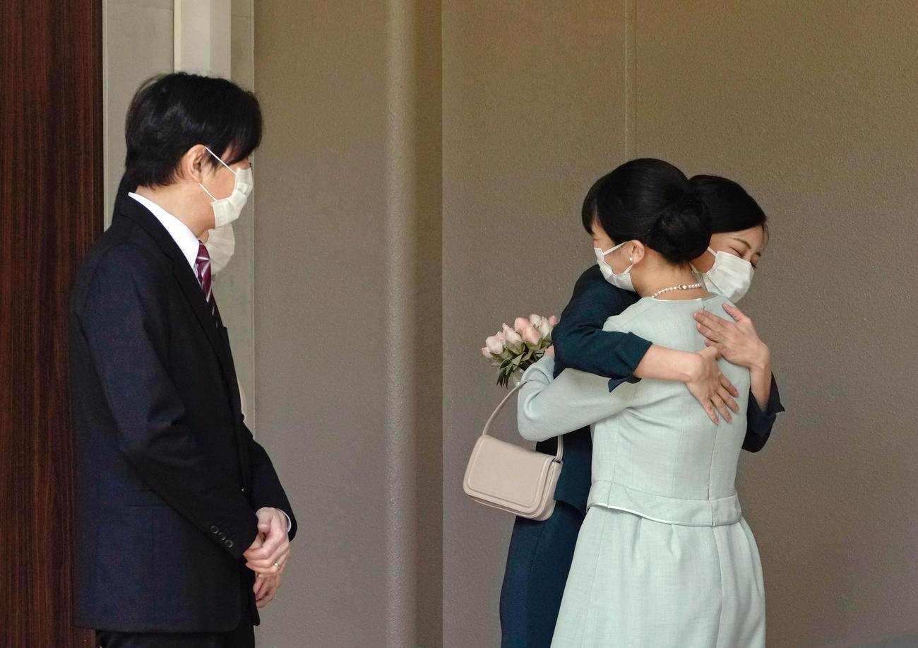 秋篠宮ご夫妻に見守られ、佳子さまと抱き合われる眞子さま（代表撮影）