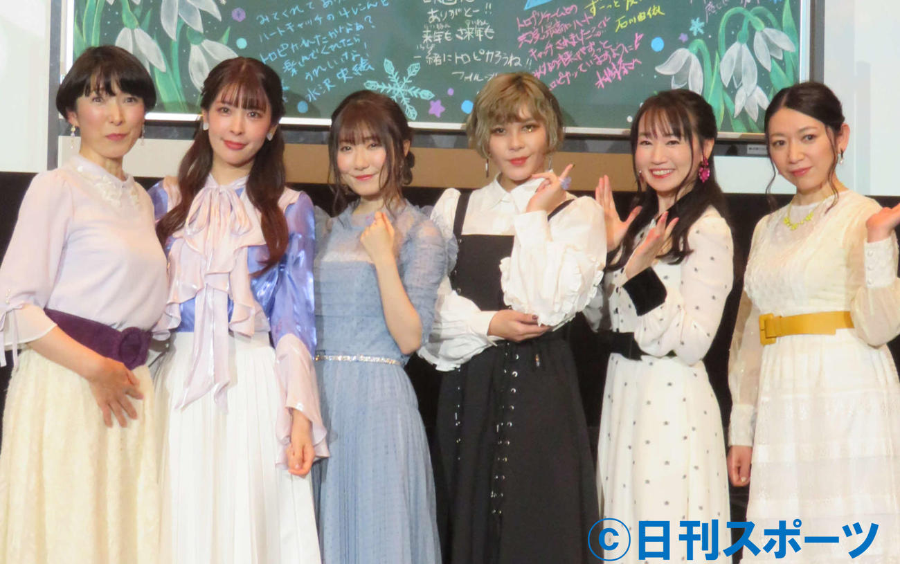 舞台あいさつに登壇した水樹奈々（右から2人目）ら（撮影・村上幸将）