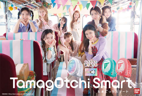「たまごっちスマート」の新CMに出演するNiziU。左からMAYUKA、RIKU、RIO、NINA、MIIHI、MAKO、RIMA、MAYA、AYAKA