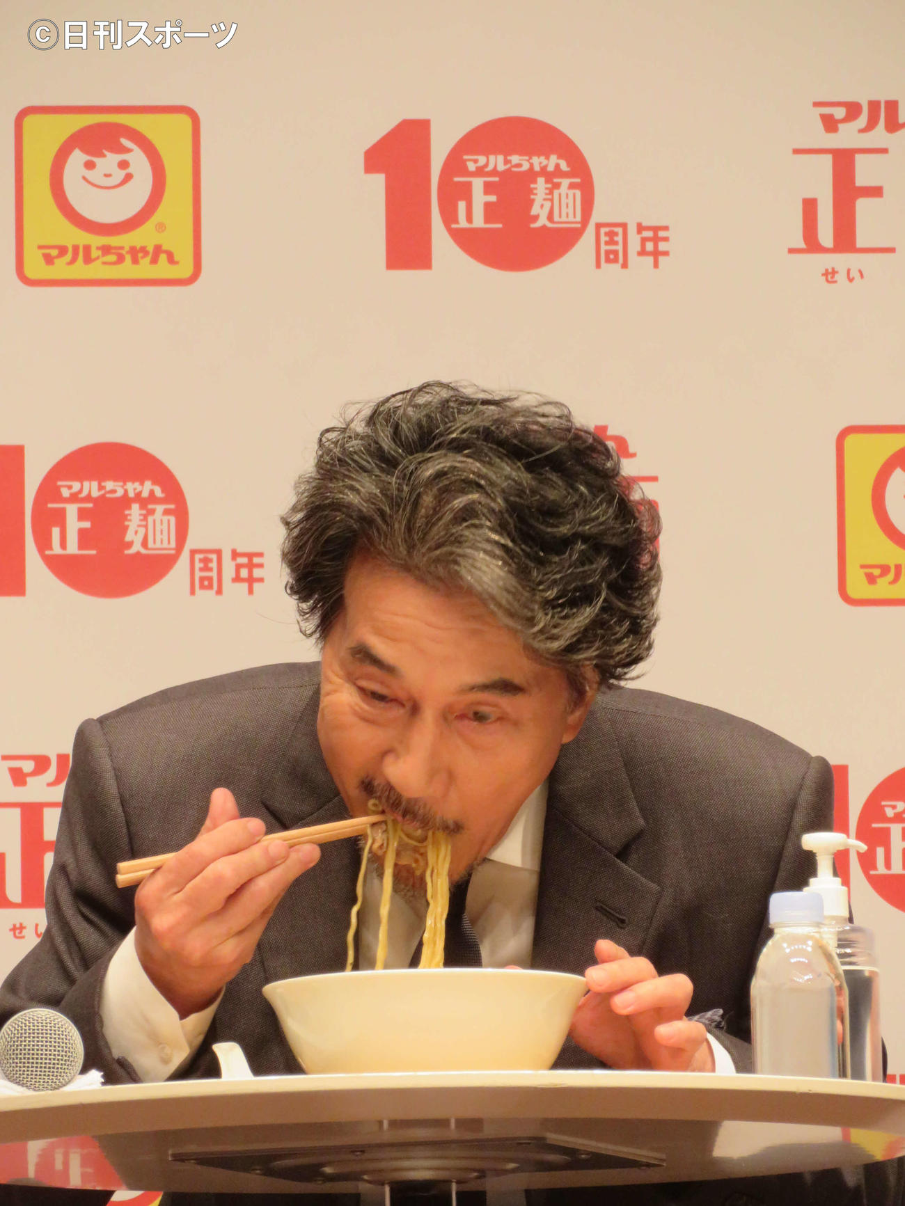 「マルちゃん正麺　10周年記念発表会」でガリバタ肉野菜正麺を実食する役所広司（撮影・村上幸将）