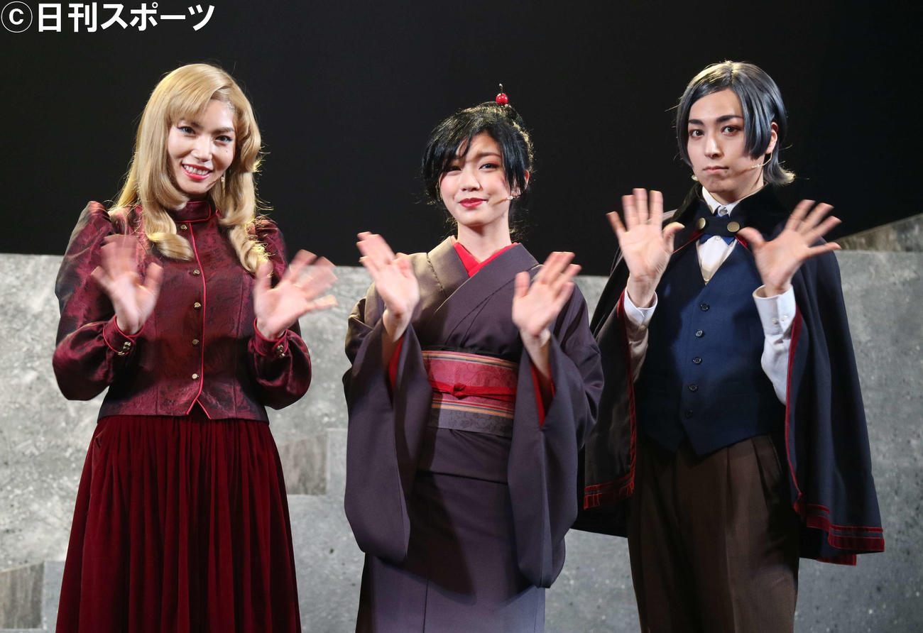 舞台「攪乱　THE PRINCESS OF SNOW AND BLOOD～陽いづる雪月花編～」公開通し稽古後に取材に応じる、左からRaychell、三森すずこ、蒼井翔太