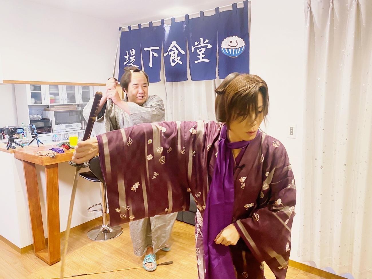 堤下敦（左）のYouTubeチャンネル「堤下食堂」に出演する京本政樹