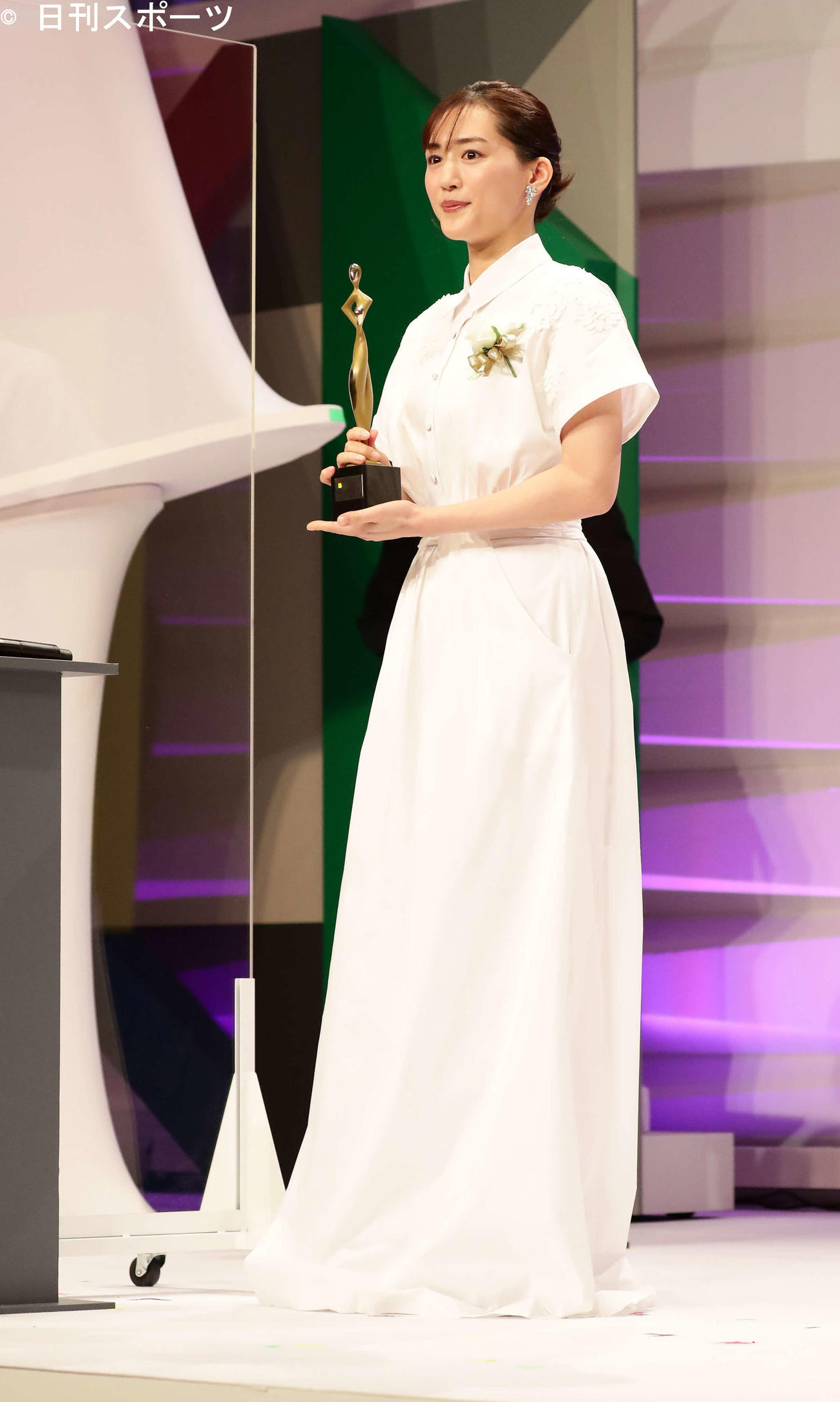 「東京ドラマアウォード2021」で主演女優賞を受賞した綾瀬はるか（撮影・丹羽敏通）