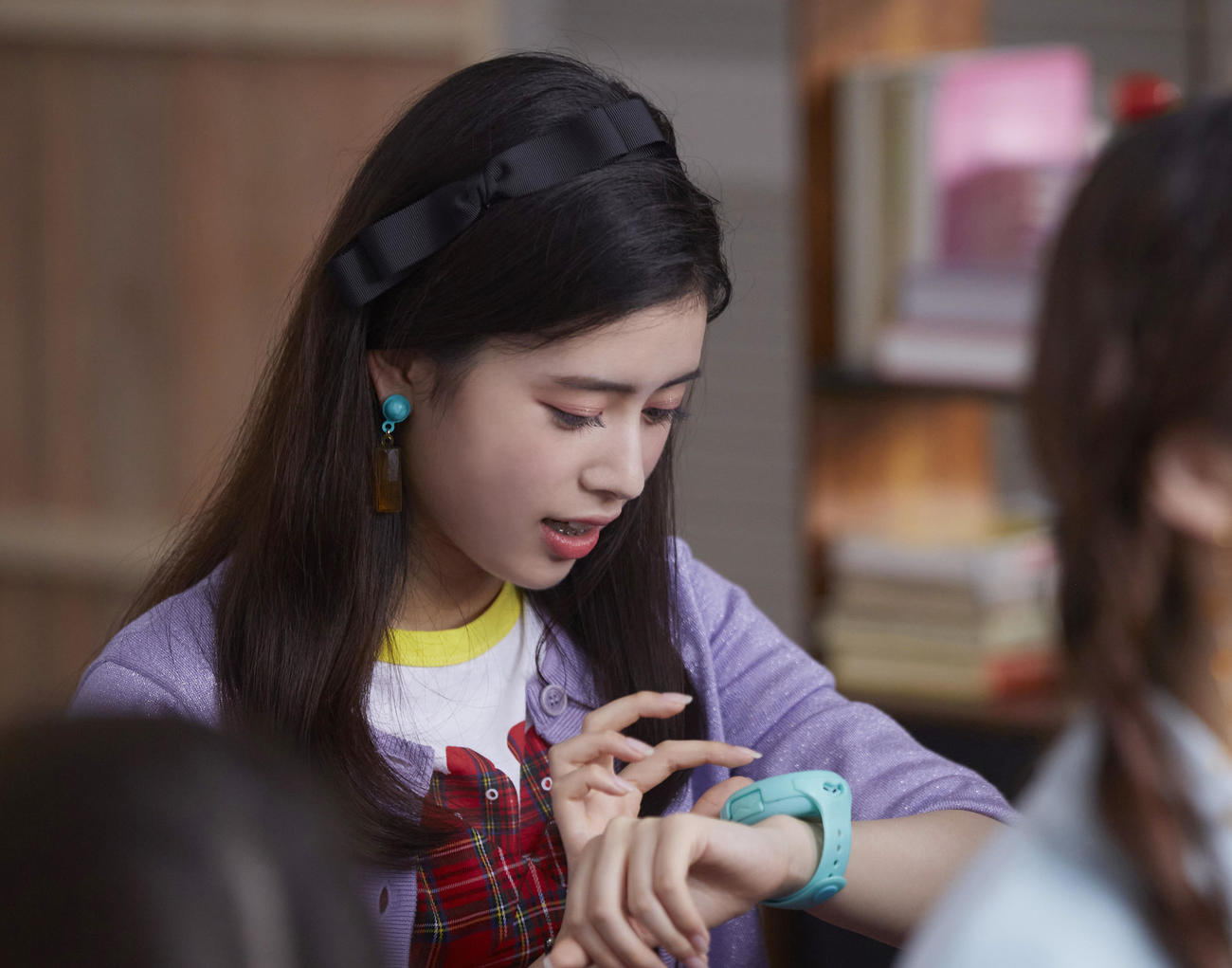 「たまごっちスマート」の新CMに出演するNiziUのRIMA
