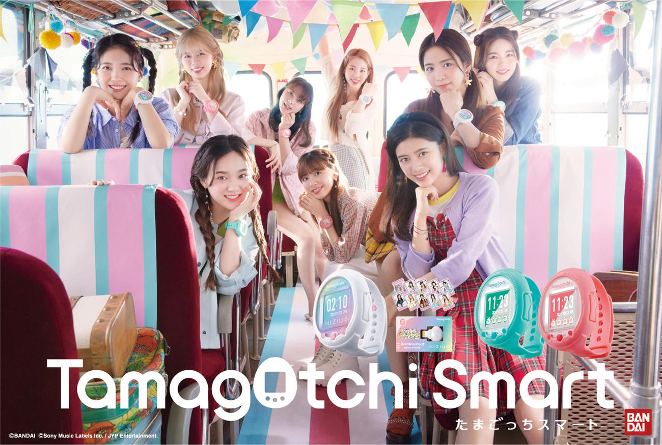 「たまごっちスマート」の新CMに出演するNiziU。左からMAYUKA、RIKU、RIO、NINA、MIIHI、MAKO、RIMA、MAYA、AYAKA