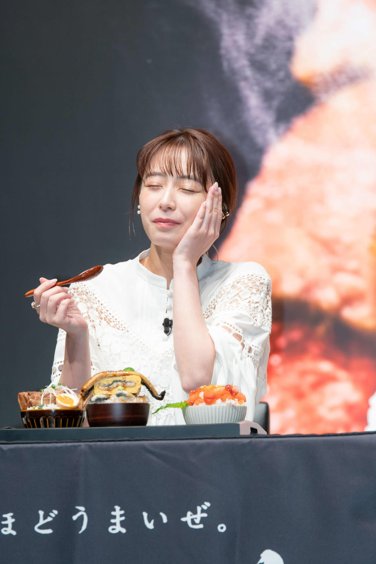 DEATH丼を一口食べ、幸せな表情の宇垣美里