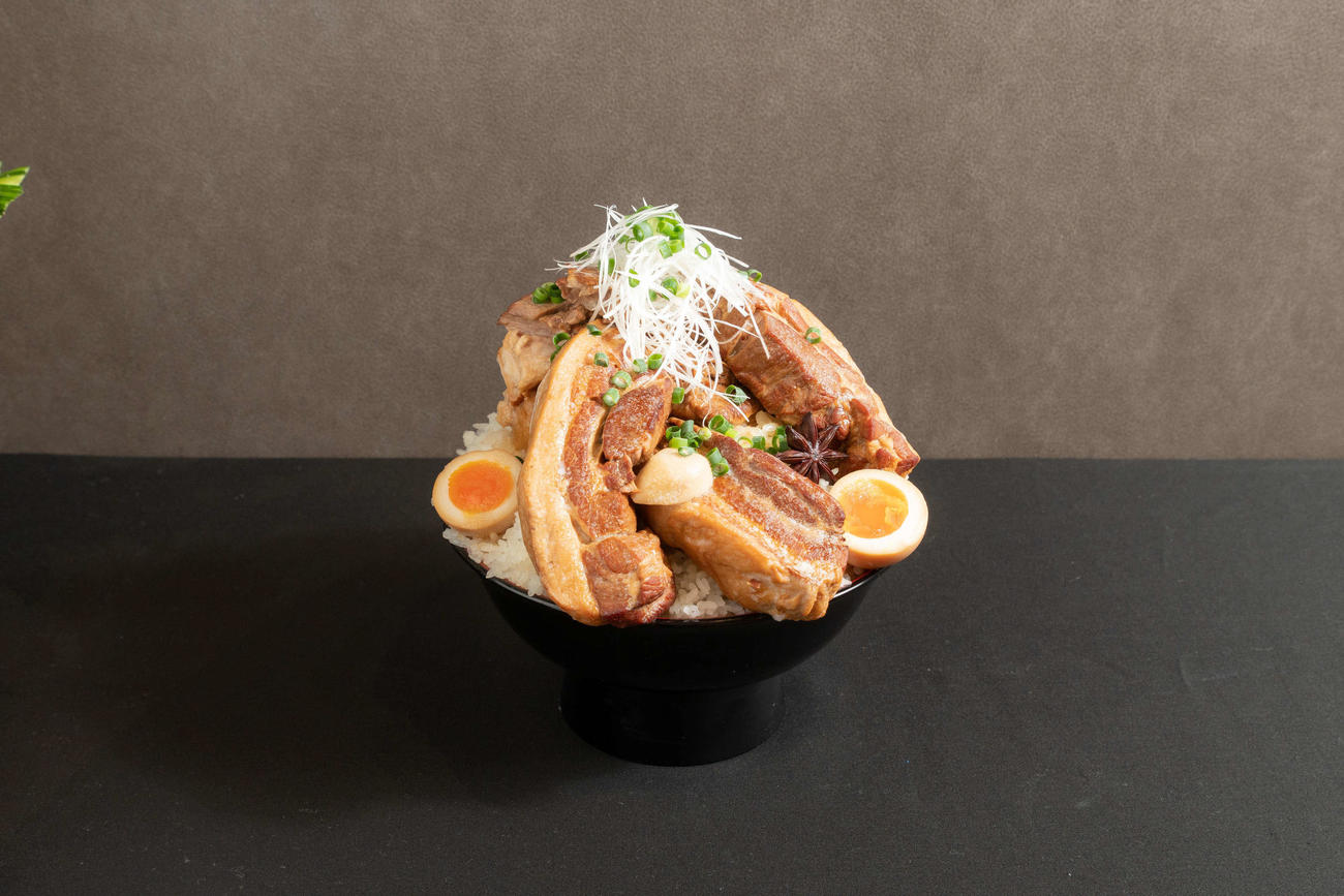 とろけて無限昇天！超厚切り豚バラ肉と半熟卵のDEATH丼