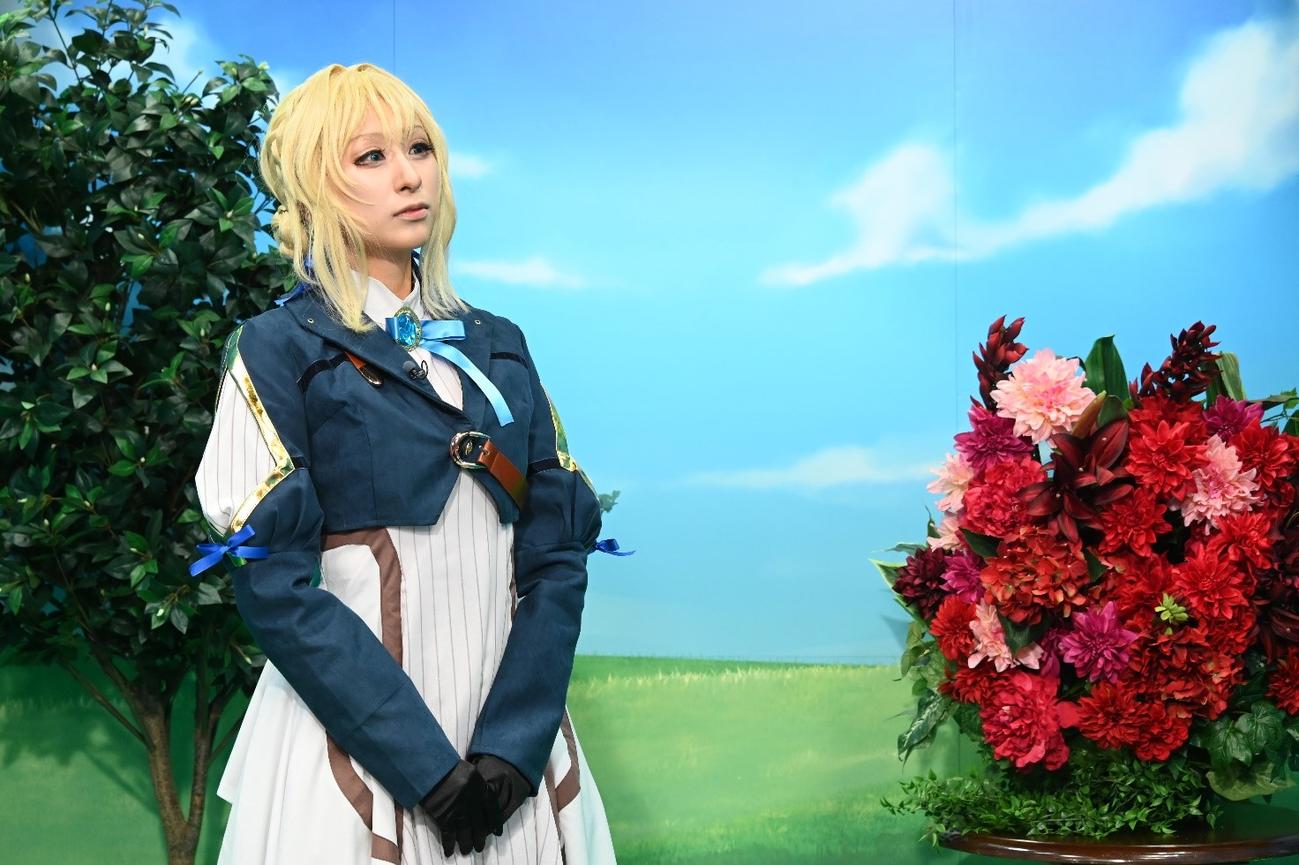 アニメ「ヴァイオレット・エヴァーガーデン」のヴァイオレットのコスプレをした浅田舞さん