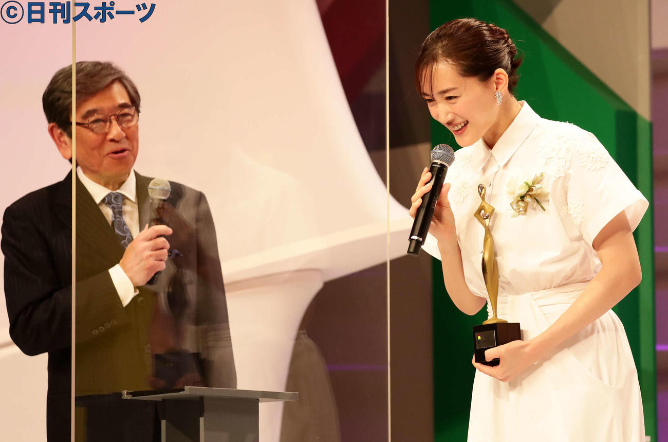「東京ドラマアウォード2021」で主演女優賞を受賞し、MCの石坂浩二とのトークで笑顔を見せる綾瀬はるか（撮影・丹羽敏通）
