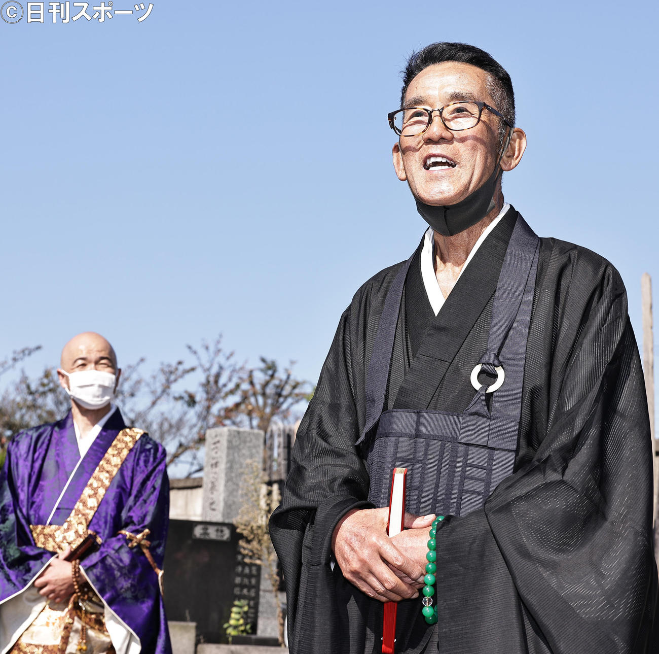 5代目三遊亭円楽さんの墓前で思い出話をする6代目三遊亭円楽（撮影・中島郁夫）