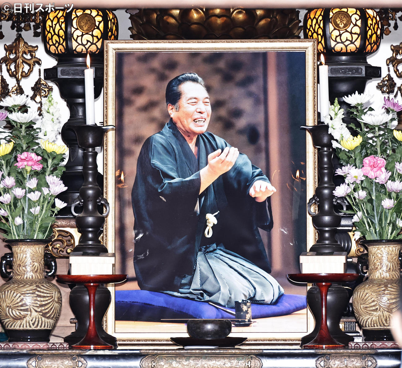 13回忌法要の祭壇に飾られた5代目三遊亭円楽さんの遺影（撮影・中島郁夫）