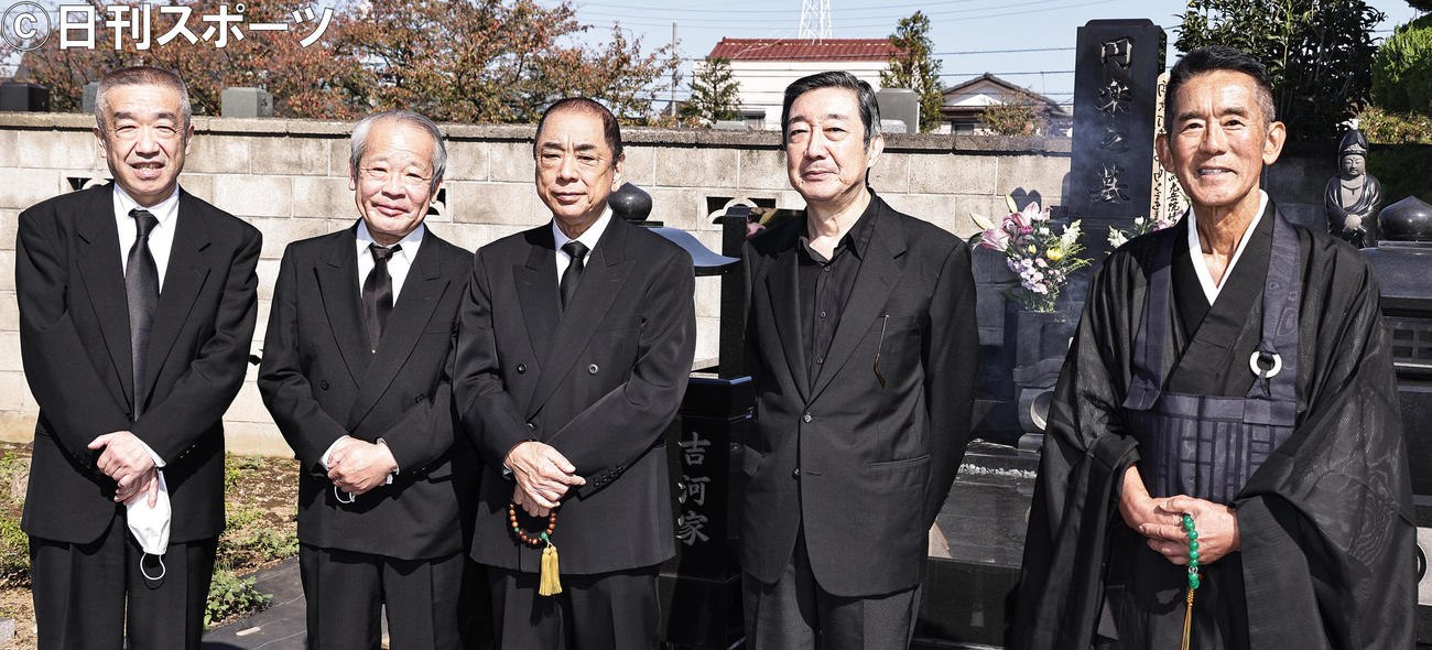 5代目三遊亭円楽さんの墓前で思い出話をする、左から三遊亭楽之介、三遊亭円橘、三遊亭好楽、三遊亭鳳楽、6代目三遊亭円楽（撮影・中島郁夫）