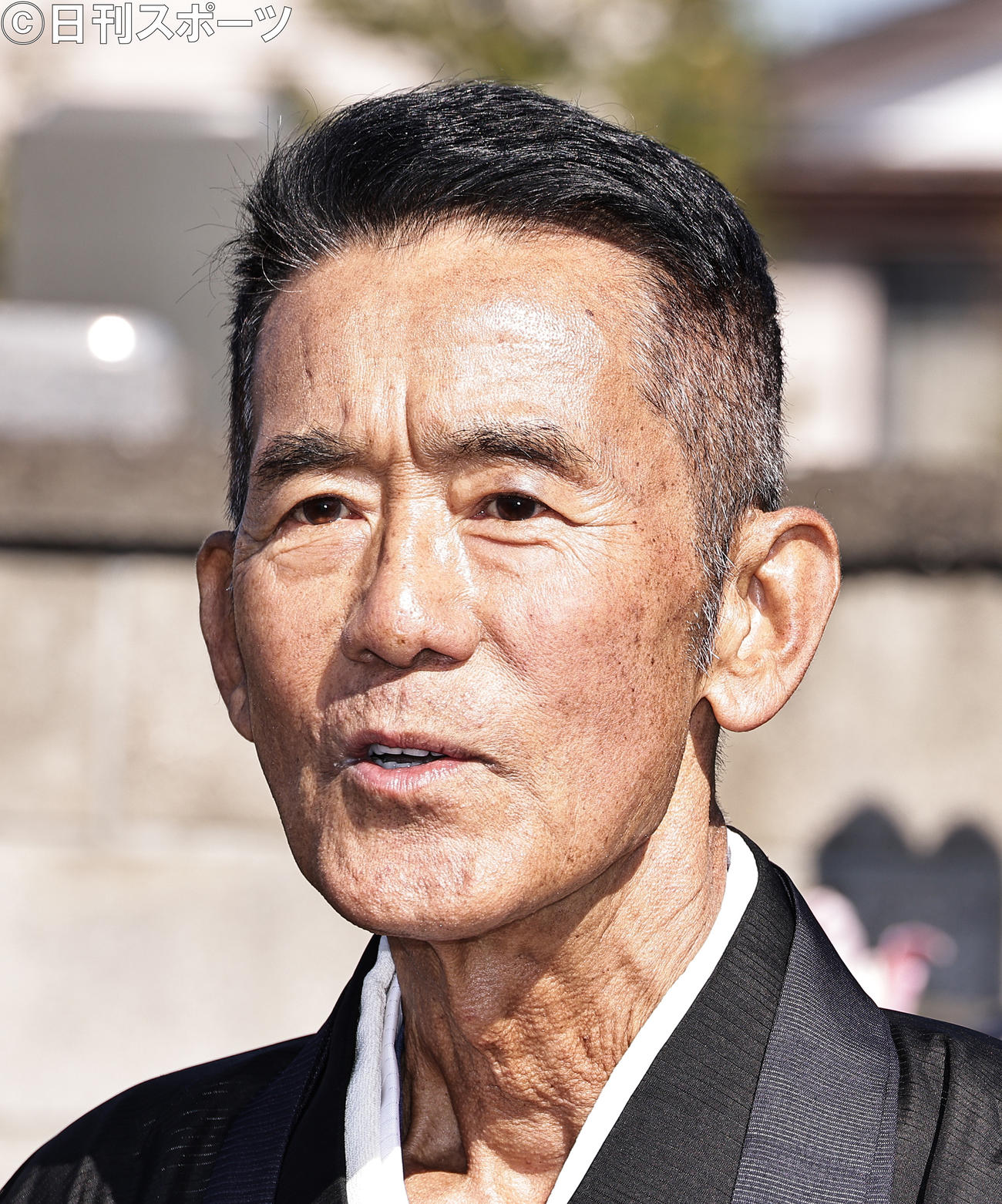 5代目三遊亭円楽さんの墓前で思い出話をする6代目三遊亭円楽（撮影・中島郁夫）