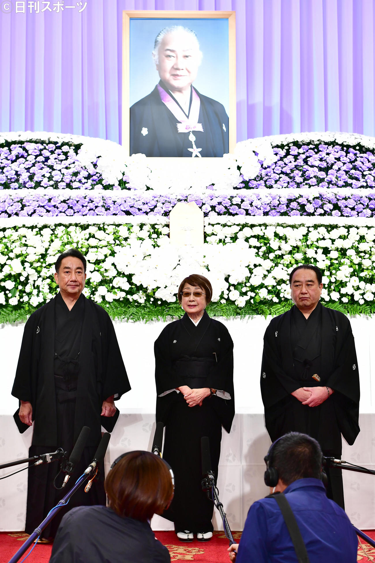 坂田藤十郎偲ぶ会で祭壇を背にした囲み会見に臨む、左から中村扇雀、扇千景、中村鴈治郎（撮影・小沢裕）