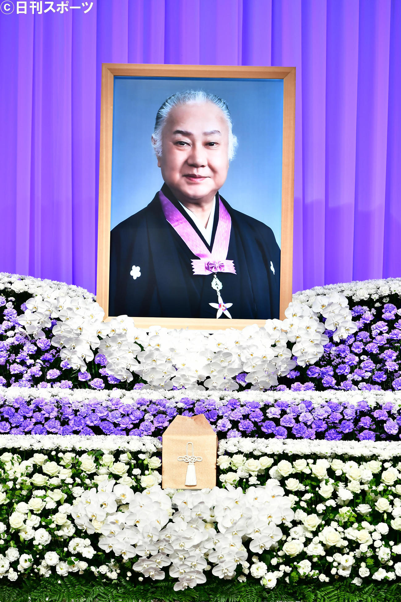 坂田藤十郎偲ぶ会で祭壇に飾られた遺影（撮影・小沢裕）