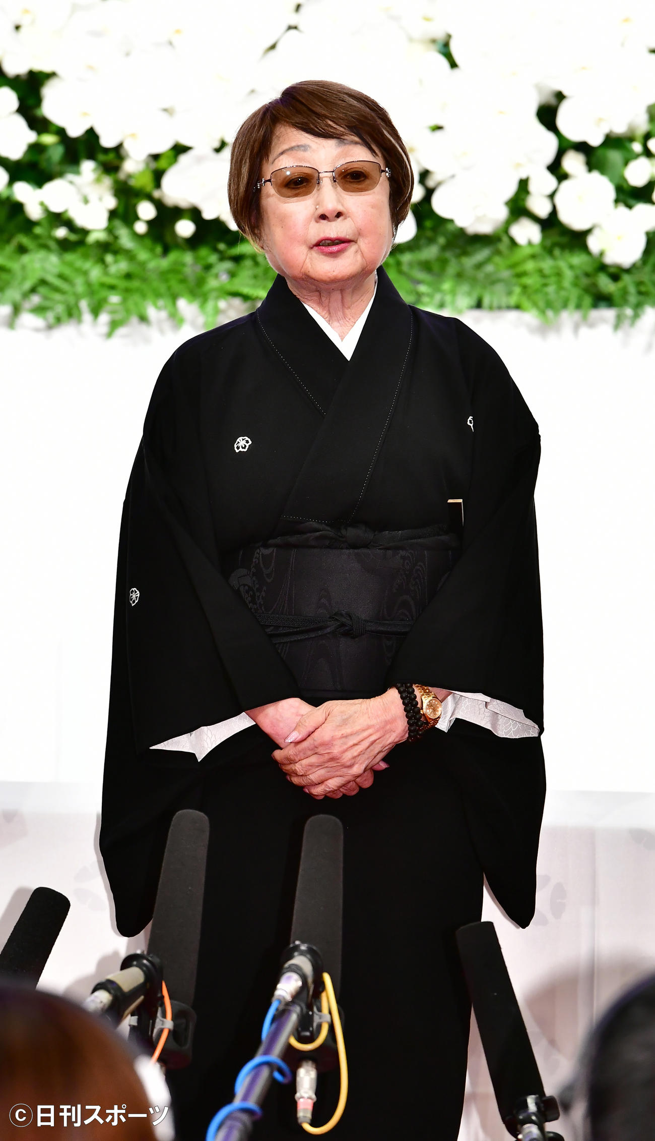 坂田藤十郎偲ぶ会で祭壇を背にした囲み会見に臨む扇千景（撮影・小沢裕）