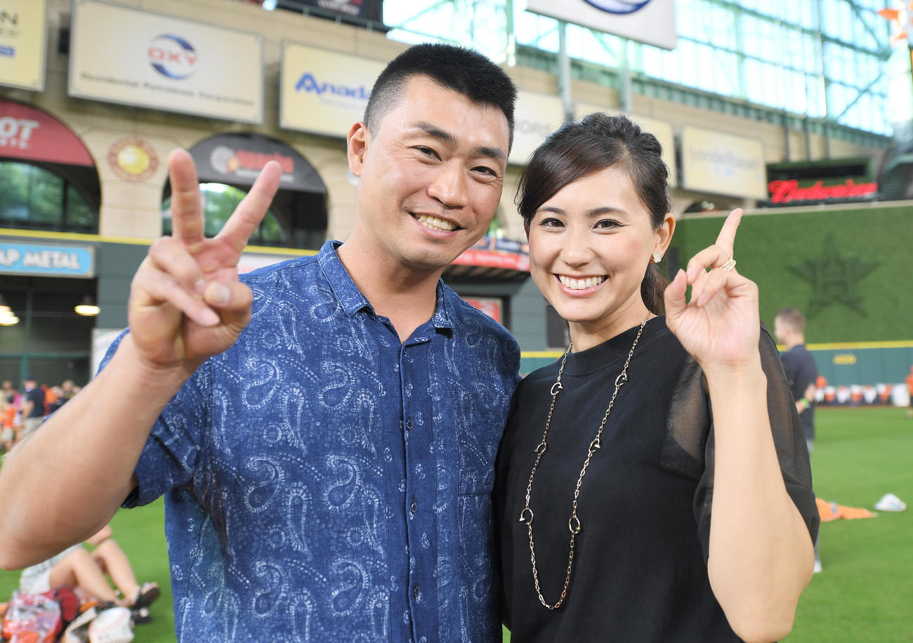 笑顔でポーズをとる青木宣親と佐知夫人（2017年6月撮影）