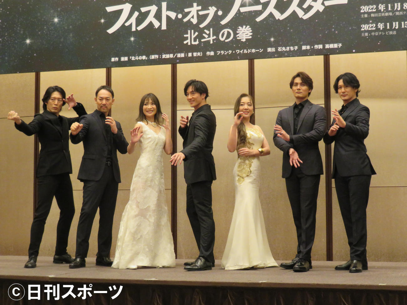 ポーズを決める、左から宮尾俊太郎、福井晶一、May'n、大貫勇輔、平原綾香、加藤和樹、小野田龍之介