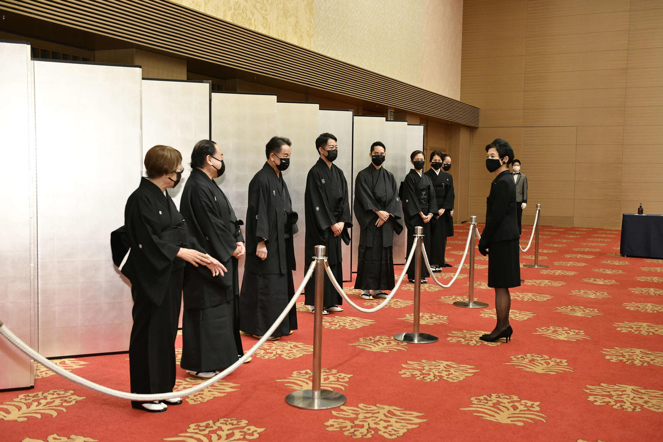 「坂田藤十郎偲ぶ会」に来場された高円宮妃久子さま（右）を迎える扇千景（左端）ら（松竹提供）