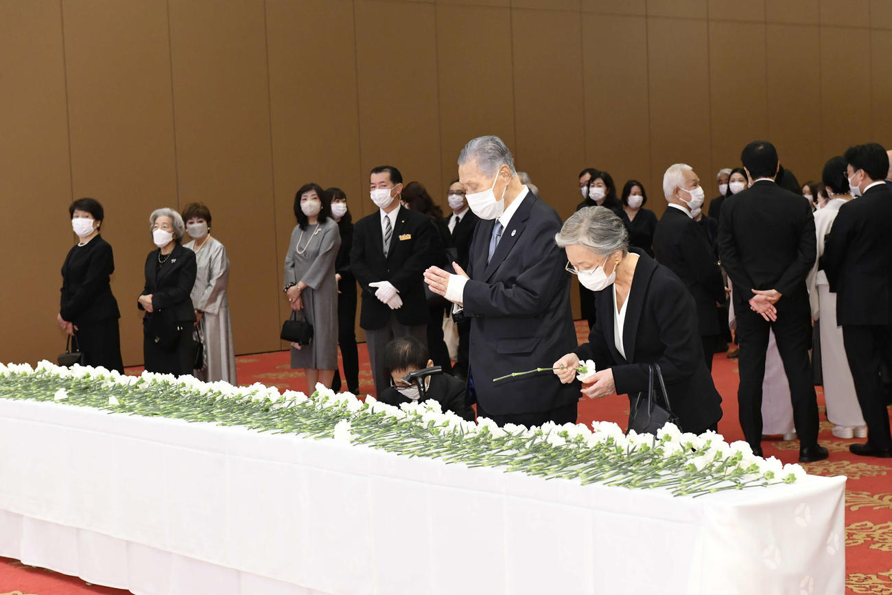 「坂田藤十郎偲ぶ会」に来場し手を合わせる森喜朗元首相（松竹提供）