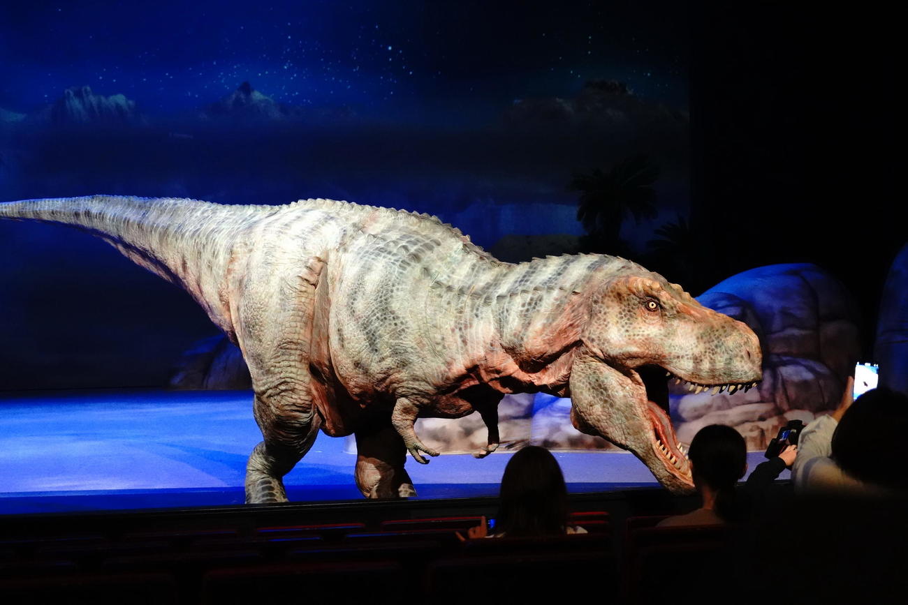 舞台「DINO－A－LIVE PREMIUM TIME DIVER」で客席に襲いかかる恐竜（撮影・佐藤成）