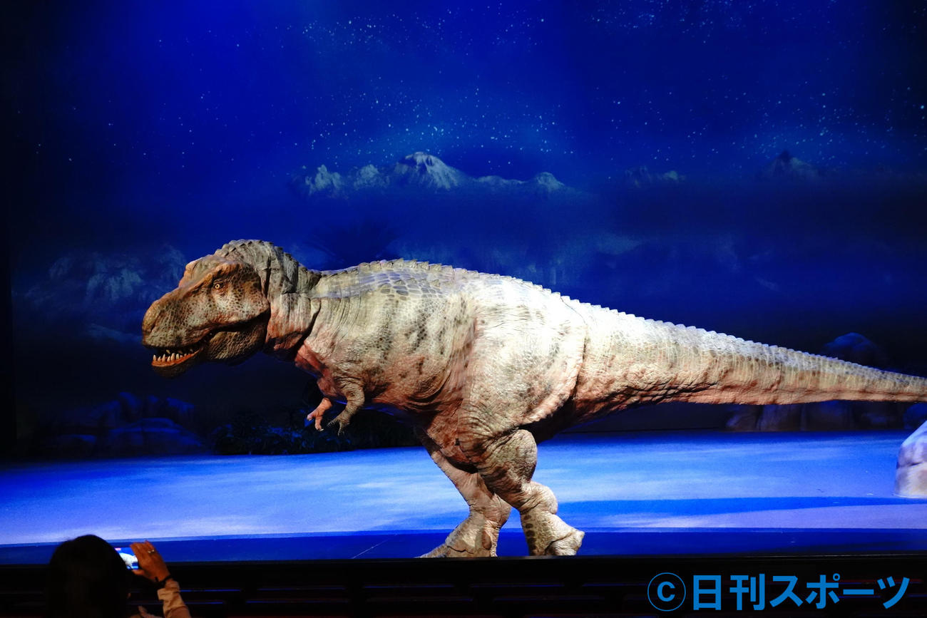 舞台「DINO－A－LIVE PREMIUM TIME DIVER」に出演した恐竜（撮影・佐藤成）