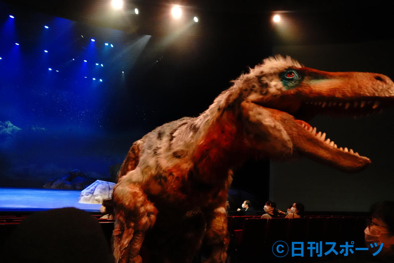 舞台「DINO－A－LIVE PREMIUM TIME DIVER」で、舞台から飛び出し、客席に襲いかかる恐竜（撮影・佐藤成）