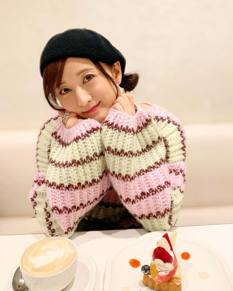 “あざとポーズ”をした笑顔ショットを公開した小松彩夏