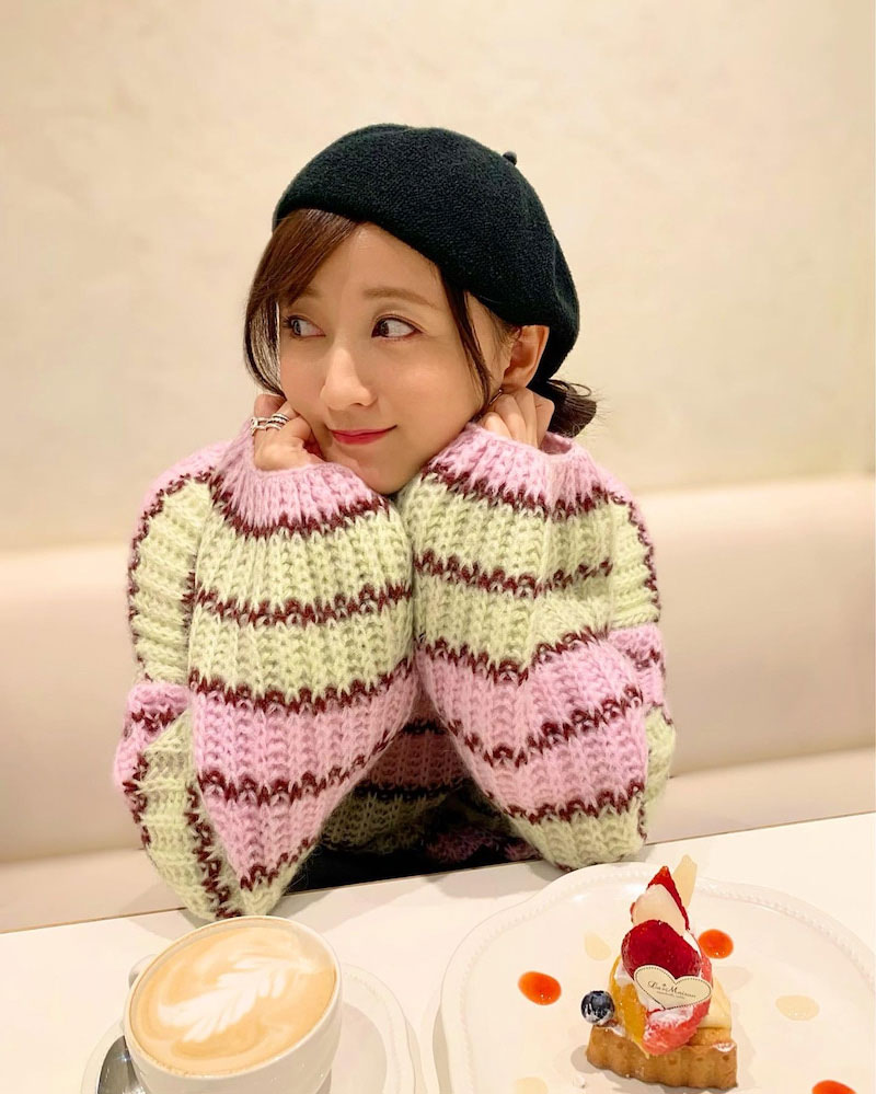 “あざとポーズ”を公開した小松彩夏