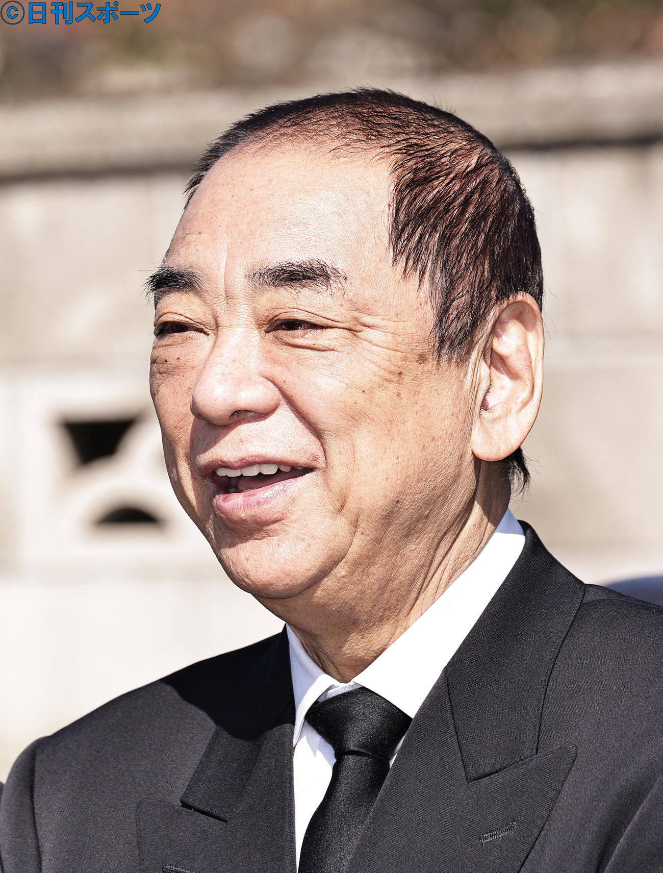 5代目三遊亭円楽さんの墓前で思い出話をする三遊亭好楽（撮影・中島郁夫）
