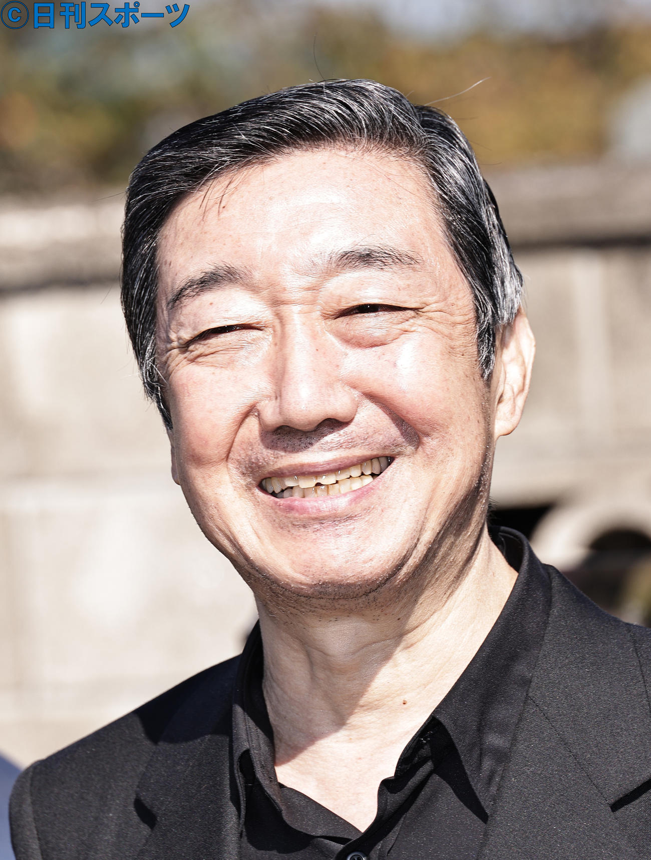 5代目三遊亭円楽さんの墓前で思い出話をする三遊亭鳳楽（撮影・中島郁夫）