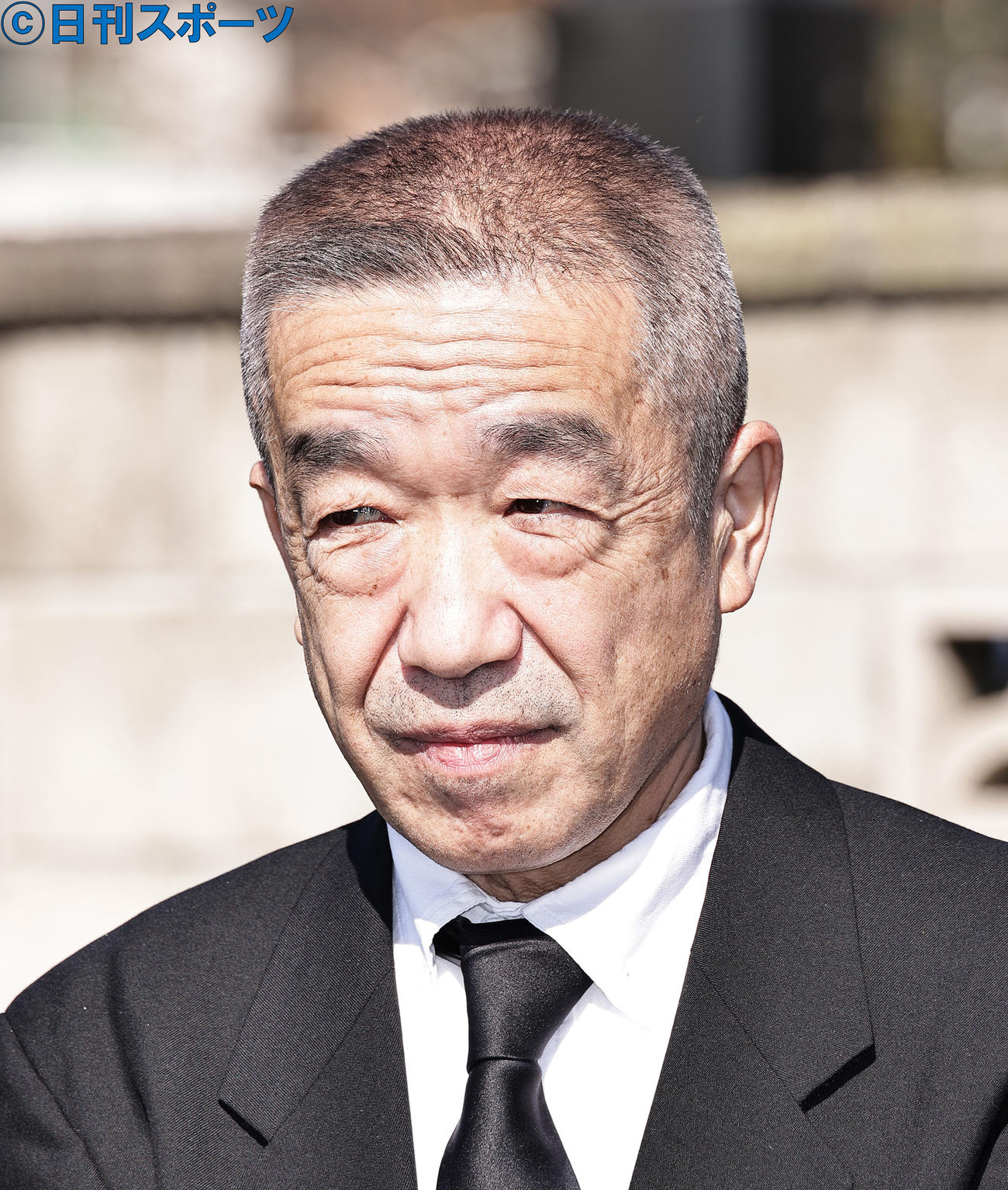 5代目三遊亭円楽さんの墓前で思い出話をする三遊亭楽之介（撮影・中島郁夫）