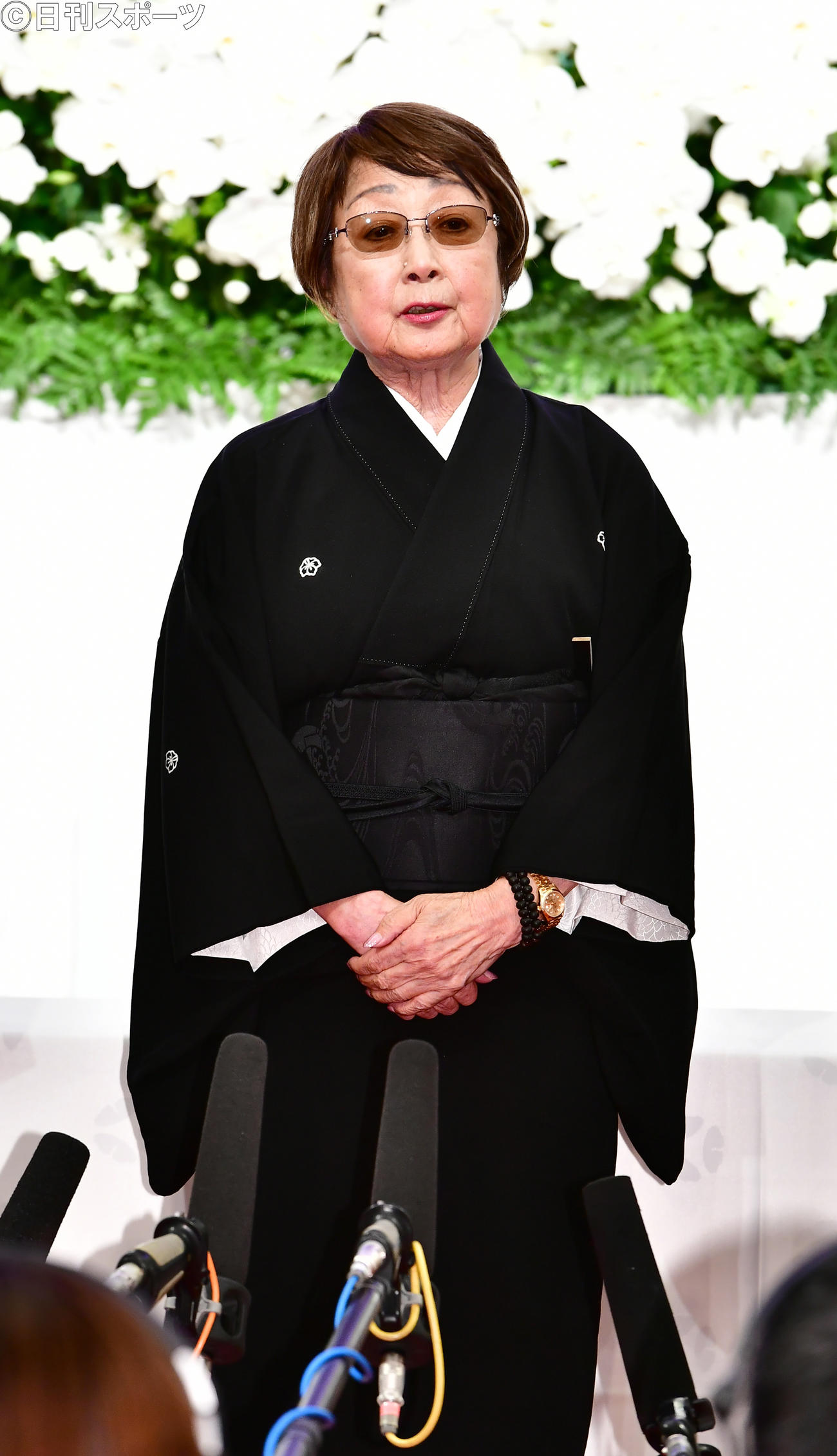 坂田藤十郎偲ぶ会で祭壇を背にした囲み会見に臨む扇千景（撮影・小沢裕）