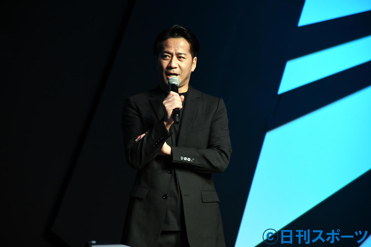 「D．LEAGUE」プレスカンファレンスであいさつするEXILE HIRO（撮影・大友陽平）