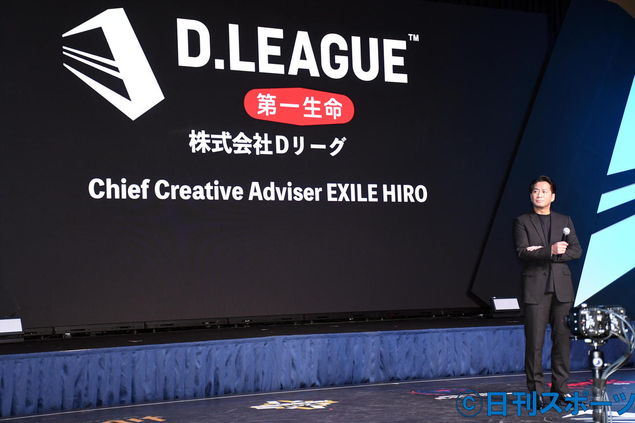 「D．LEAGUE」プレスカンファレンスであいさつするEXILE HIRO（撮影・大友陽平）