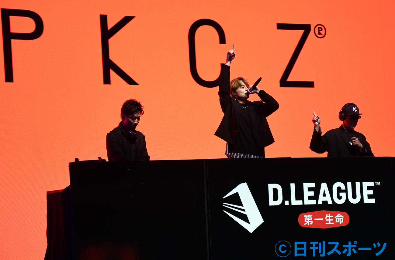 「D．LEAGUE」プレスカンファレンスでパフォーマンスするPKCZ。左からMAKIDAI、白濱亜嵐、DJ DARUMA（撮影・大友陽平）