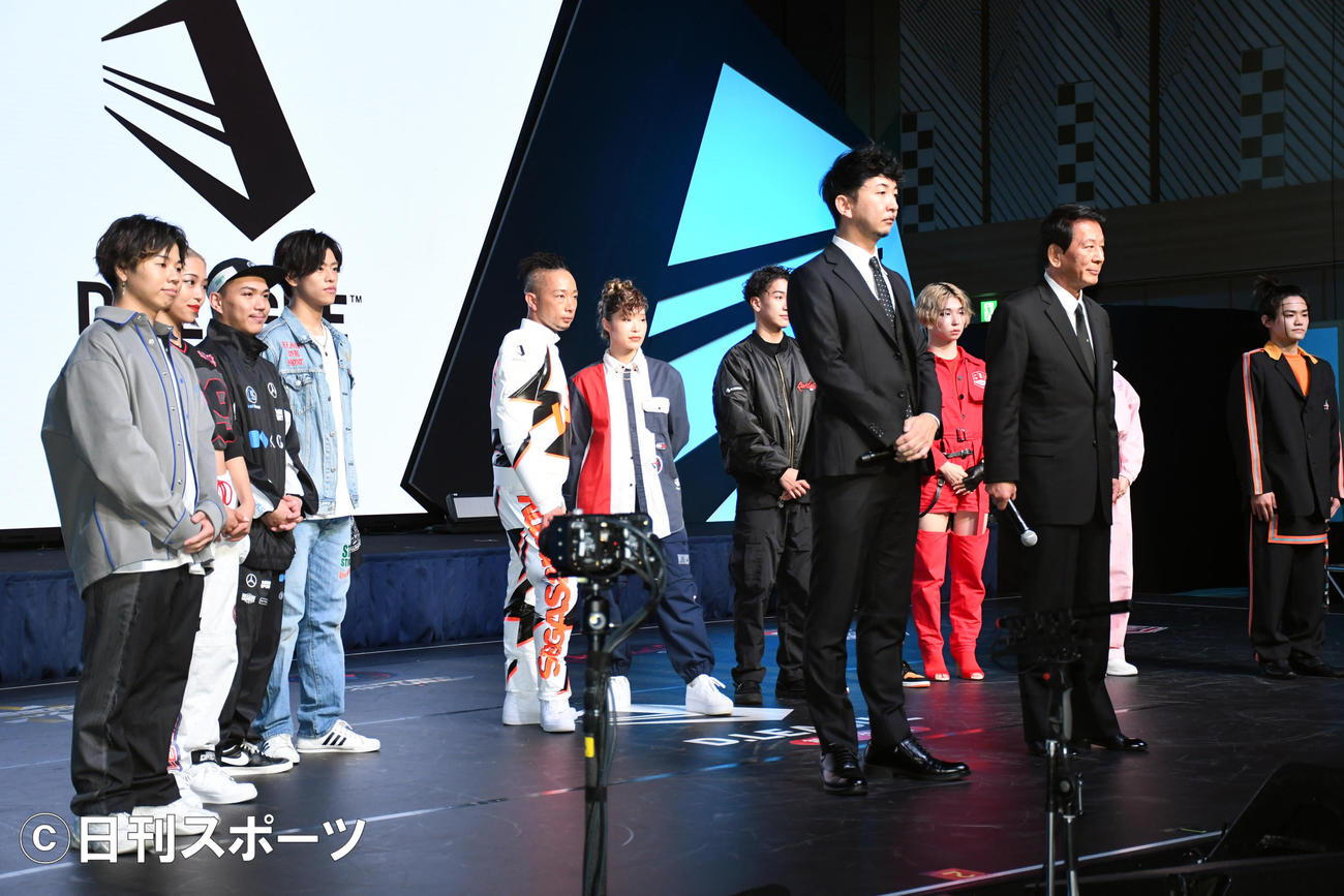 「D．LEAGUE」プレスカンファレンスで薬物撲滅運動について宣言をした杉良太郎（前列右）と各チームのリーダーたち（撮影・大友陽平）