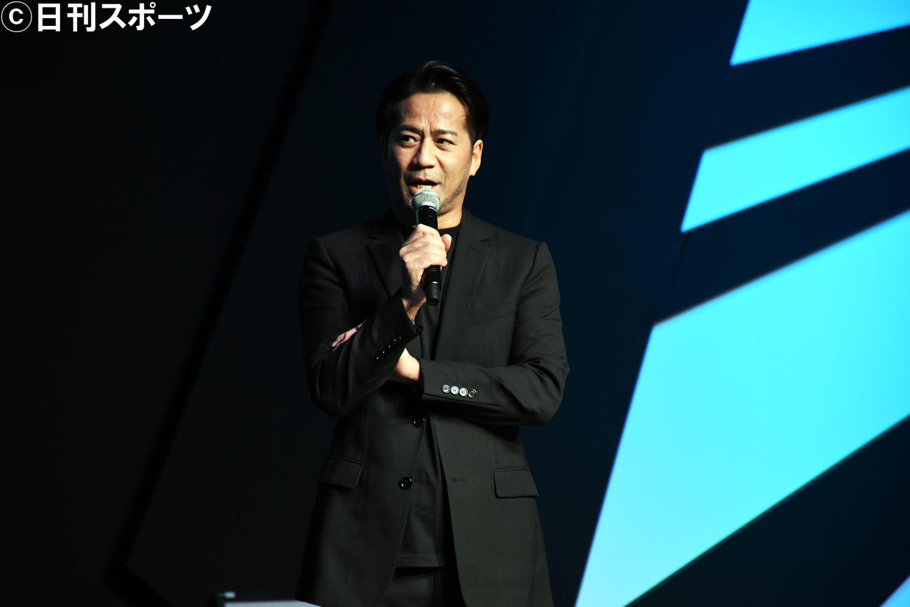 「D．LEAGUE」プレスカンファレンスであいさつするEXILE HIRO（撮影・大友陽平）
