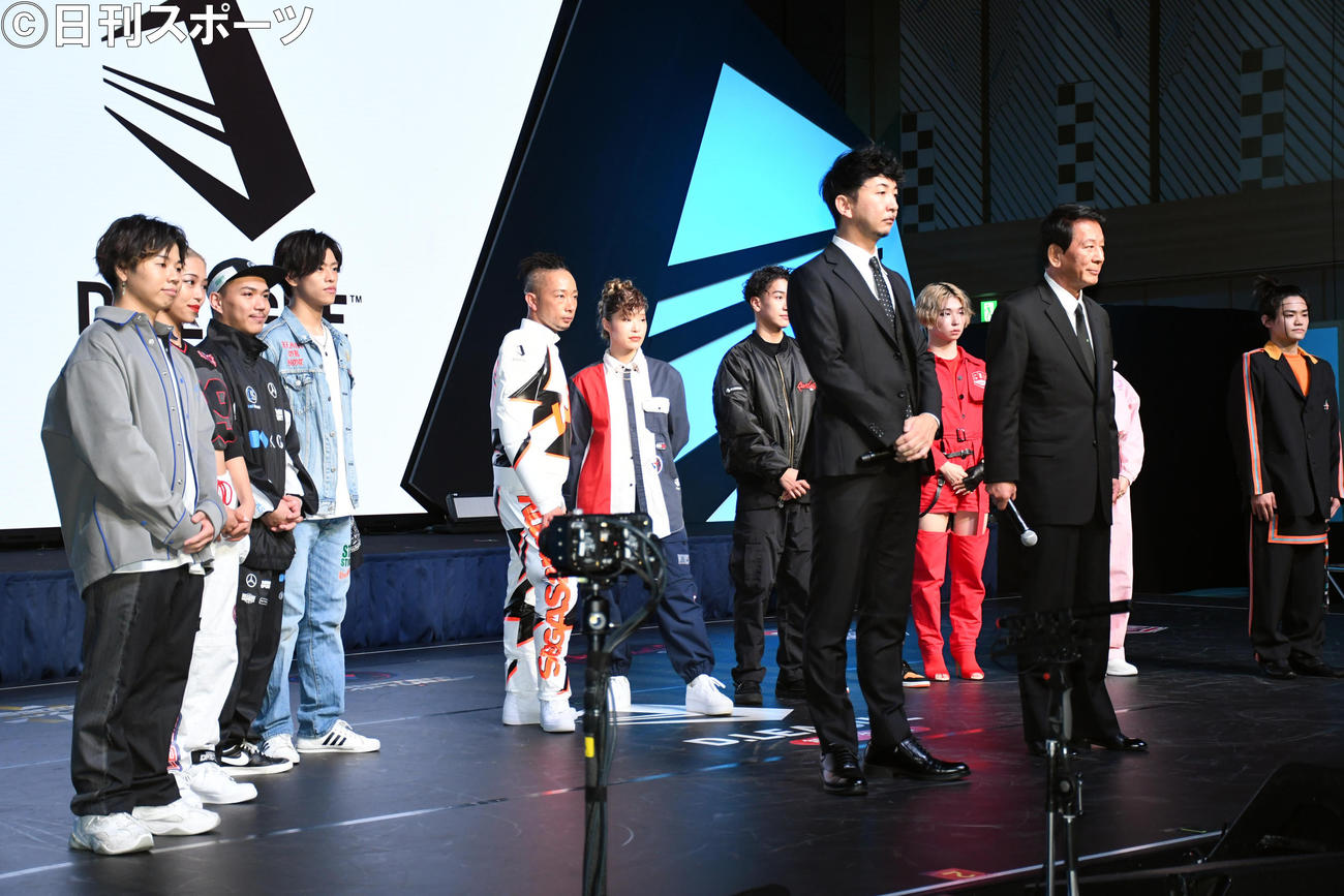 「D．LEAGUE」プレスカンファレンスで薬物撲滅運動について宣言をした杉良太郎（前列右）と各チームのリーダーたち（撮影・大友陽平）