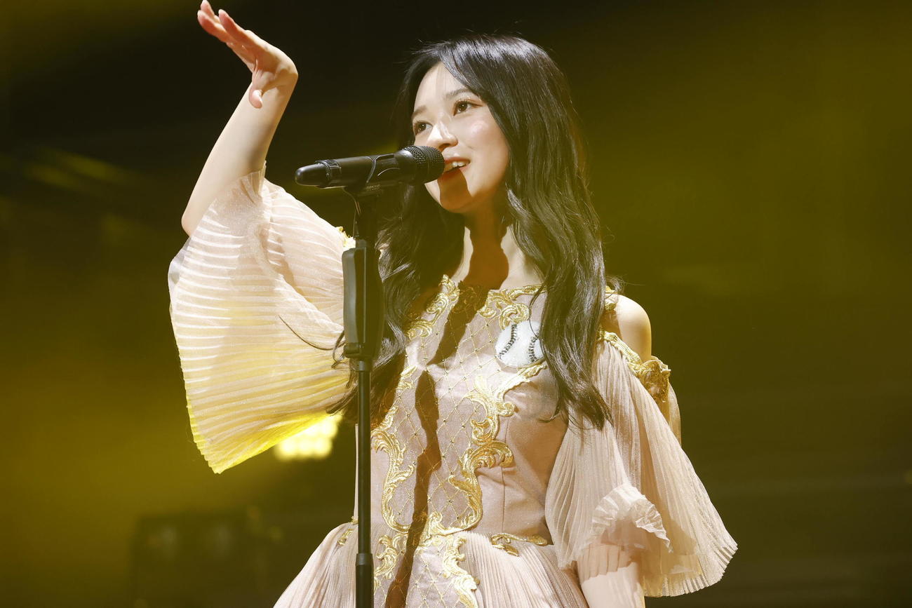 乃木坂46としてのラストライブでパフォーマンスする寺田蘭世（中央）