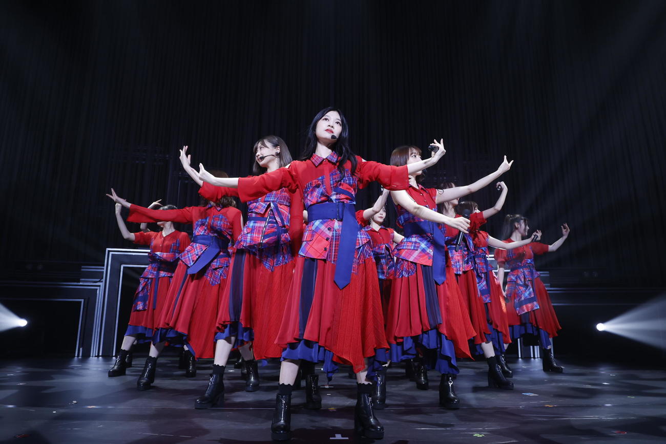 乃木坂46としてのラストライブでパフォーマンスする寺田蘭世（中央）