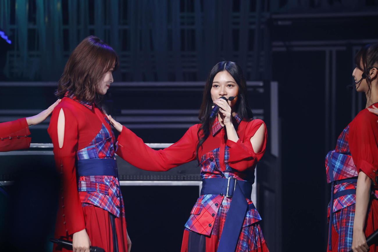 乃木坂46としてのラストライブでパフォーマンスする寺田蘭世（中央）