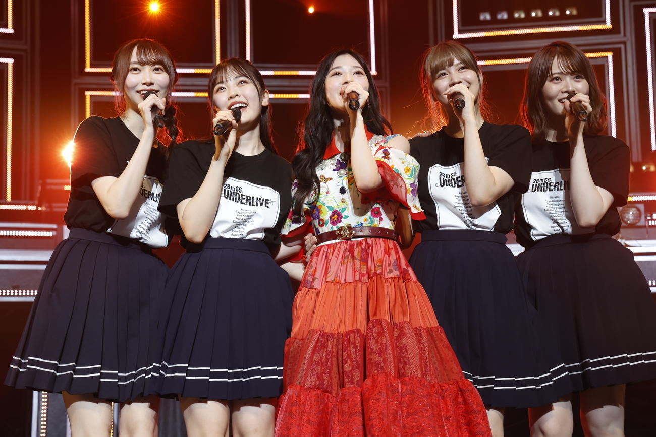 乃木坂46としてのラストライブでパフォーマンスする寺田蘭世（中央）。左から弓木奈於、柴田柚菜、1人おいて中村麗乃、山崎怜奈