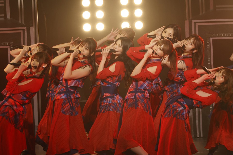 乃木坂46としてのラストライブでパフォーマンスする寺田蘭世（中央）