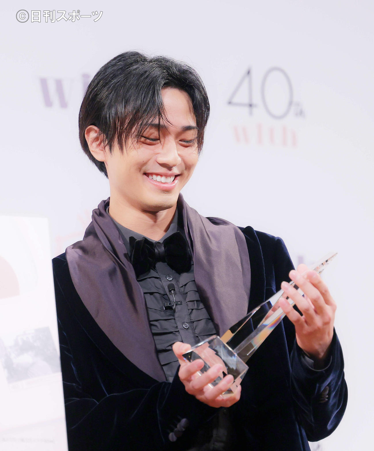 OL大賞　of the year＆「一緒に働きたいチーム」大賞にKing　＆　Princeが選ばれ、代表して贈賞式に臨んだ永瀬廉（撮影・河田真司）