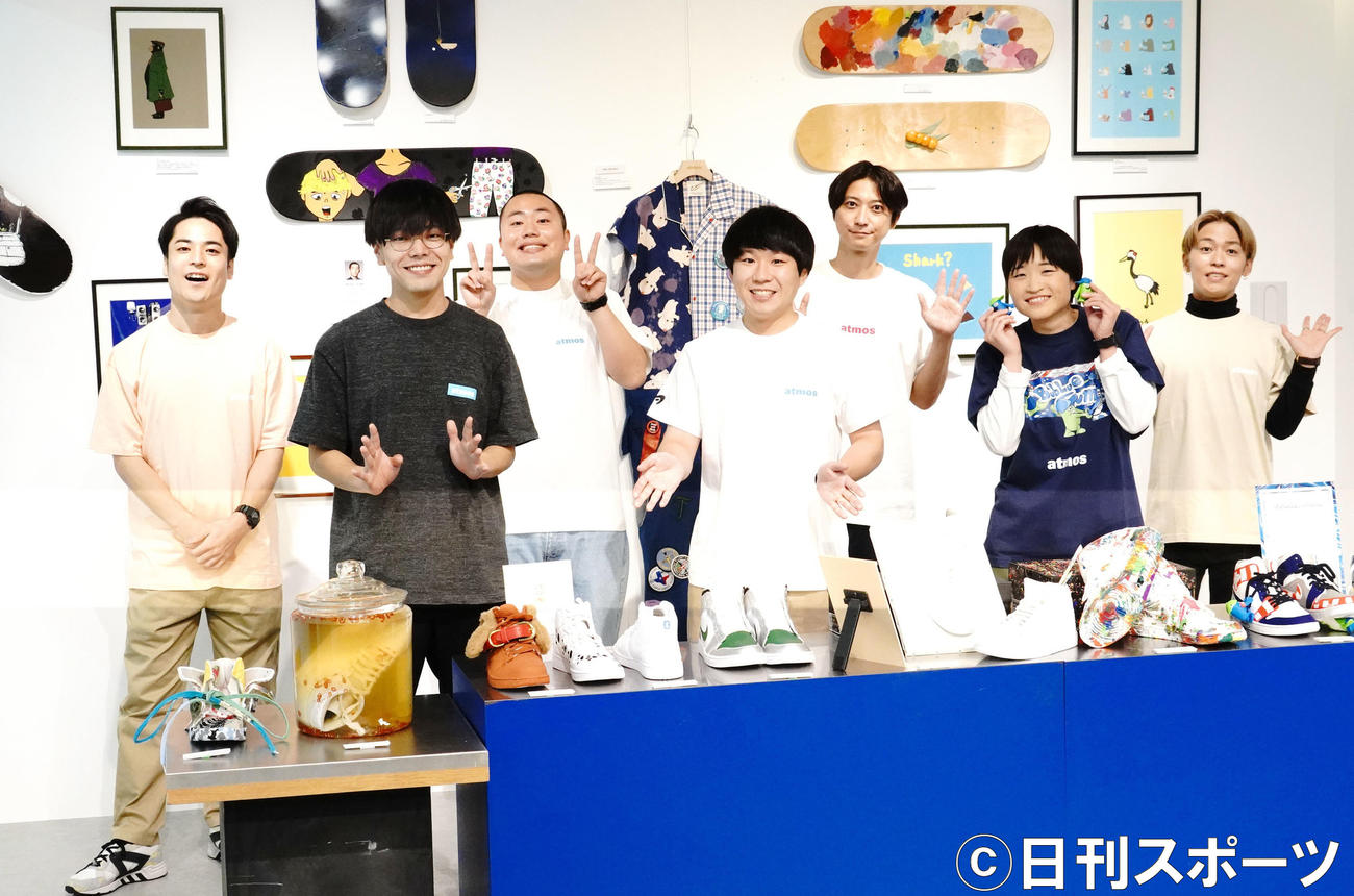 企画展「WatanabeArtmos」のキックオフイベントに出席した、前列左から金の国桃沢健輔、ハナコ秋山寛貴、ツヨシっ！ノディ。後列左からRADIO FISHのFISHBOY、ハナコ岡部大、鈴木裕樹、RADIO FISHのShow－hey（撮影・佐藤成）