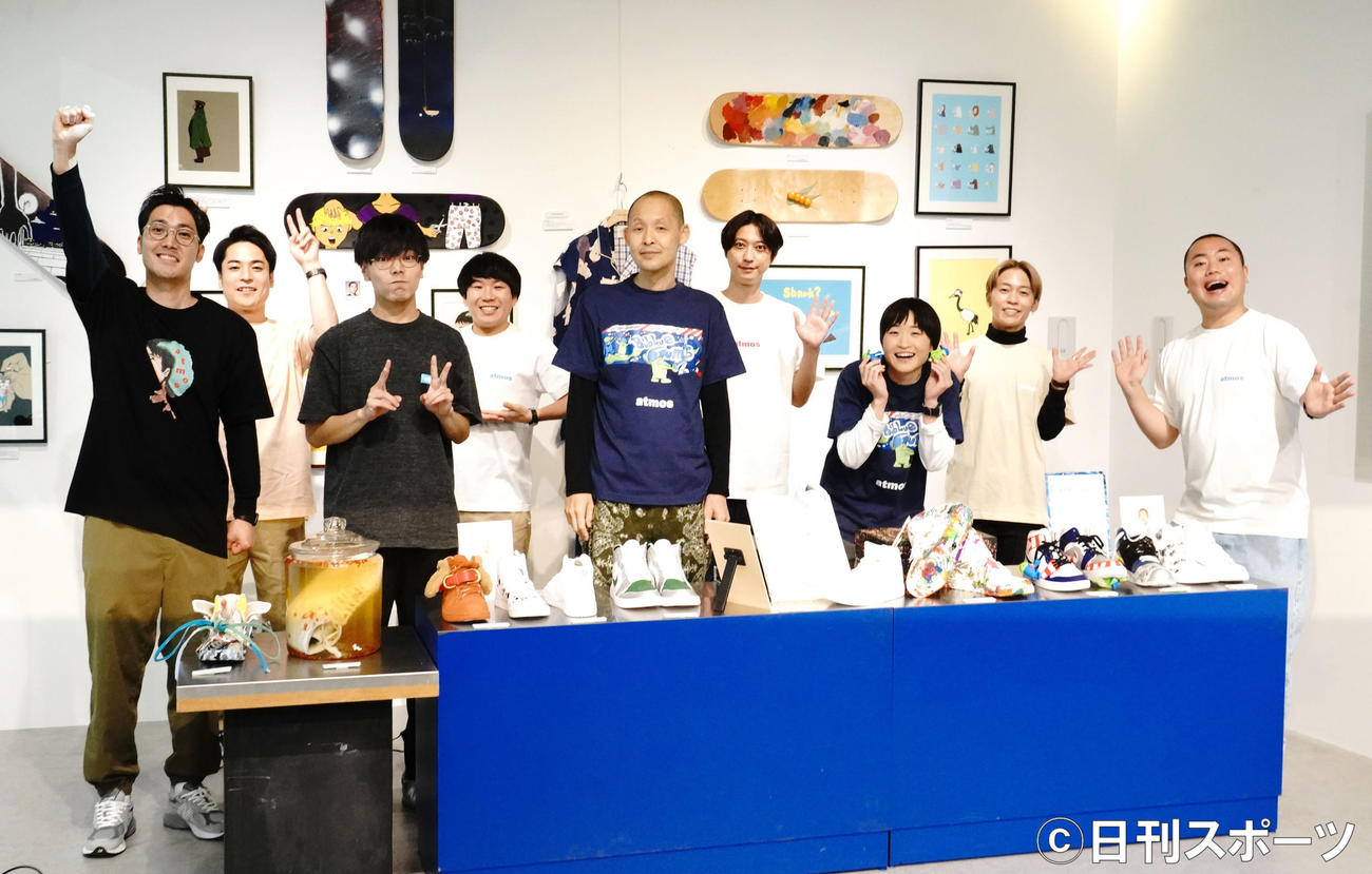 企画展「WatanabeArtmos」のキックオフイベントに出席した、前列左からハナコ菊田竜大、金の国桃沢健輔、テクストトレーディングカンパニー本明秀文氏、ツヨシっ！ノディ、ハナコ岡部大。後列左からRADIO FISHのFISHBOY、ハナコ秋山寛貴、鈴木裕樹、RADIO FISHのShow－hey（撮影・佐藤成）
