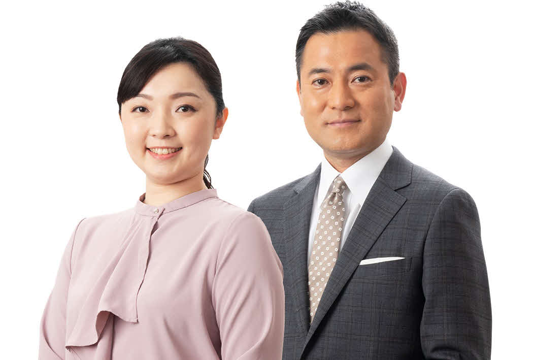 静岡朝日テレビの特番「衆院選2021　静岡の選択」で司会進行を担当する石田和外アナ（右）と橋本ありすアナ