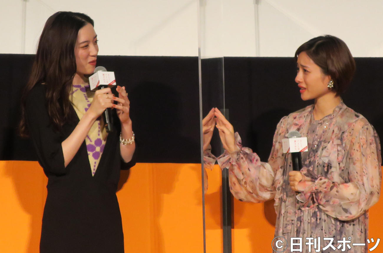 映画「そして、バトンは渡された」の初日舞台あいさつで、永野芽郁を気遣う石原さとみ