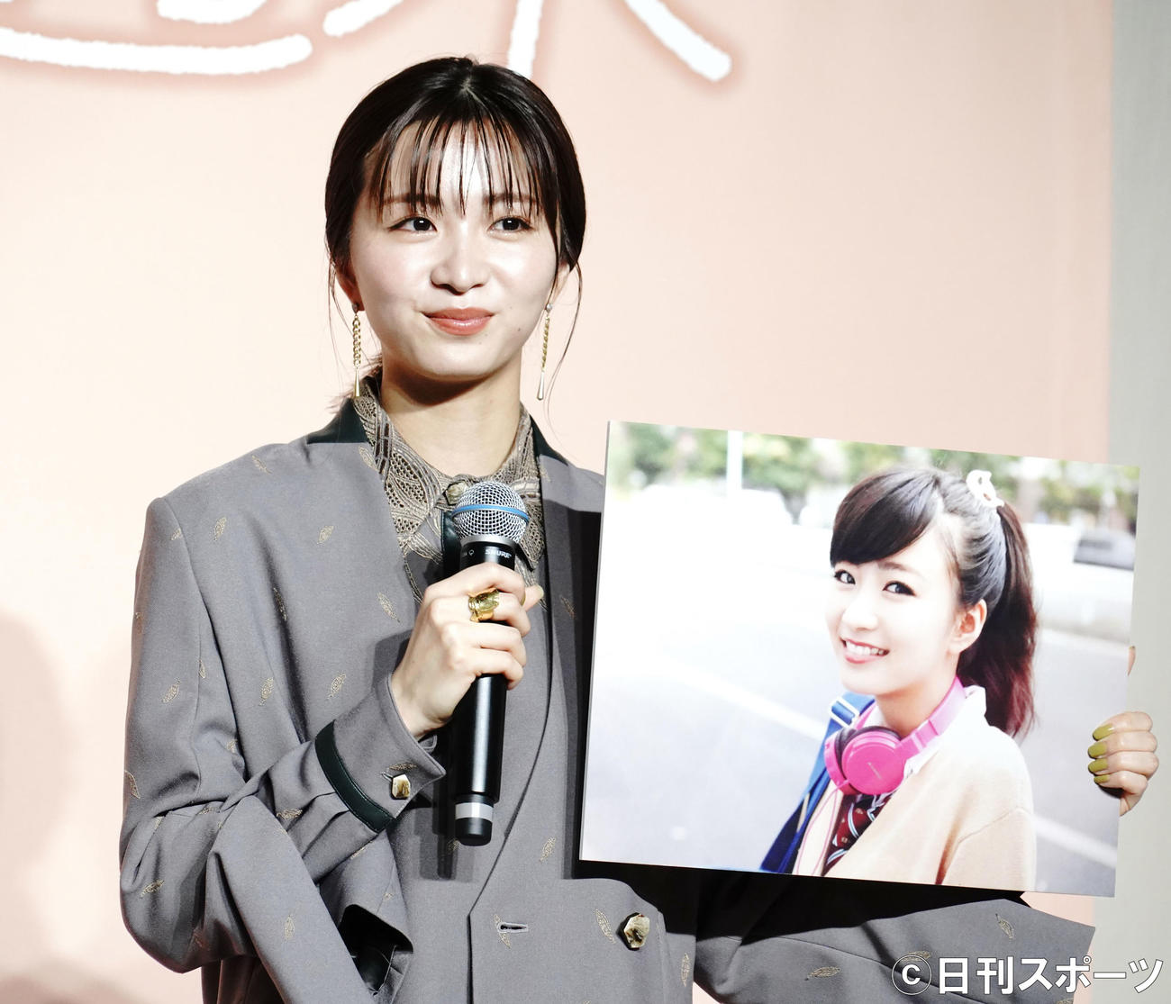 映画「シノノメ色の週末」の大ヒット祈願イベントに出席し、高校時代の写真を披露する岡崎紗絵（撮影・佐藤成）